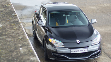 Montlhéry le 27.03.10 - Renault Megane III RS noir Pace Car 3/4 avant droit vue de haut