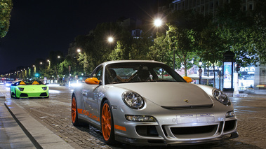 Porsche 997 GT3 RS gris & Lamborghini Murcielago LP640 Roadster vert 3/4 avant droit - Champs-Elysées