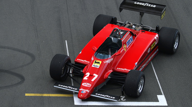 Modena Track Days 2011 - ancienne Formule 1 rouge 3/4 avant gauche vue de haut