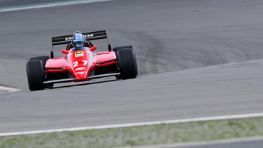 Modena Track Days 2011 - ancienne Formule 1 rouge face avant penché