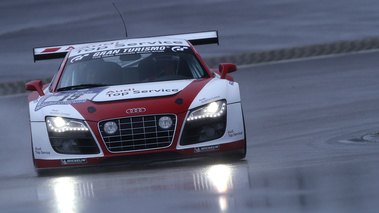 Modena Track Days 2011 - Audi R8 LMS rouge/blanc face avant penché