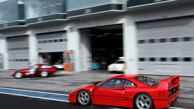 Modena Track Days 2011 - Ferrari F40 rouge 3/4 arrière gauche filé penché