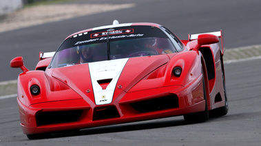 Modena Track Days 2011 - Ferrari FXX rouge face avant penché