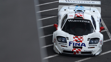 Modena Track Days 2011 - McLaren F1 GTR blanc face avant penché vue de haut