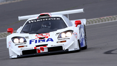 Modena Track Days 2011 - McLaren F1 GTR blanc face avant penché