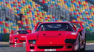 Ferrari F40 rouge Rallye de Paris 2009 face avant