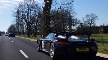 Porsche Carrera GT noir Rallye de Paris 2009 3/4 arrière gauche travelling