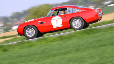 Aston Martin DB4 GT rouge Tour Auto 2009 filé