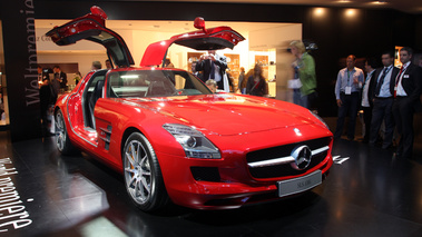 Mercedes SLS Rouge 3/4 AV Droit Portes ouvertes 