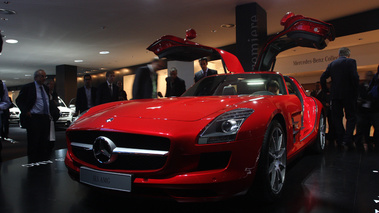 Mercedes SLS Rouge 3/4 AV Portes ouvertes 