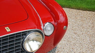 Ferrari 212 Vignale rouge logo capot