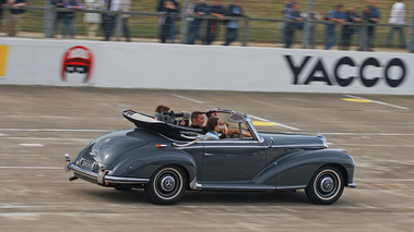 Montlhéry Autodrome Héritage Festival 2009 Mercedes 300S Cabriolet gris ligne droite stands