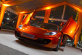 soirée de présentation - McLaren MP4-12C orange 3/4 avant gauche penché portes ouvertes