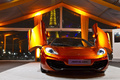 soirée de présentation - McLaren MP4-12C orange face avant portes ouvertes