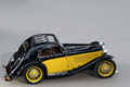 Bugatti noir/jaune 3/4 arrière droit vue de haut