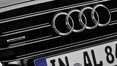 Audi A8L gris logos calandre