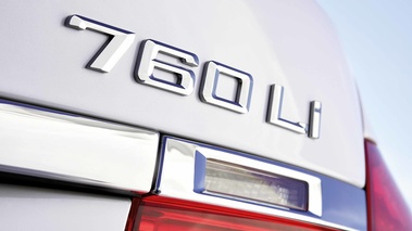 BMW 760 Li blanc logo coffre