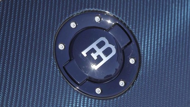 Bugatti Veyron Super Sport carbone bleu logo trappe à essence