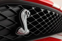 Shelby GT500 rouge logo calandre