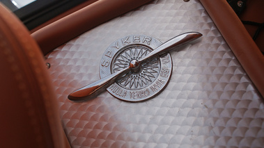 Spyker C8 Spyder anthracite logo intérieur