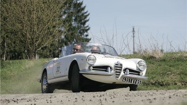 Alfa Romeo Giulia Spider, blanche, action, 3/4 avant gauche