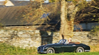 Aston Martin DB2 Cabriolet vert foncé 3/4 avant gauche filé penché 2