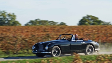 Aston Martin DB2 Cabriolet vert foncé 3/4 avant gauche filé penché