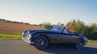 Aston Martin DB2 Cabriolet vert foncé 3/4 avant gauche travelling penché