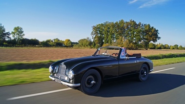 Aston Martin DB2 Cabriolet vert foncé 3/4 avant gauche travelling