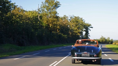 Aston Martin DB2 Cabriolet vert foncé face arrière travelling