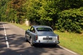 Aston Martin DB4 gris 3/4 arrière gauche travelling 3