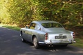 Aston Martin DB4 gris 3/4 arrière gauche travelling 4