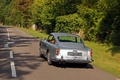 Aston Martin DB4 gris 3/4 arrière gauche travelling penché