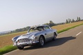 Aston Martin DB4 gris 3/4 avant gauche travelling penché 2