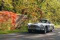 Aston Martin DB4 gris 3/4 avant gauche travelling penché 3