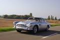 Aston Martin DB4 gris 3/4 avant gauche travelling penché