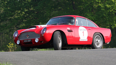 Aston Martin DB4 GT rouge Tour Auto 2009 3/4 avant gauche vue du dessous