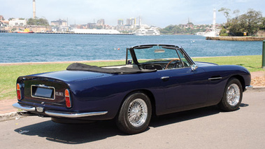 Aston MArtin DB6 Volante Bleue 3/4 arrière droit