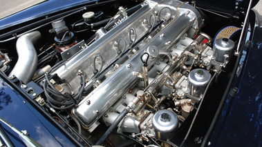 Aston Martin DB6 Volante bleue moteur