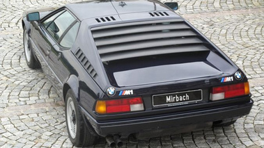 BMW M1 noire 3/4 arrière gauche