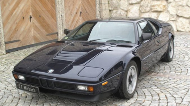 BMW M1 noire 3/4 avant gauche