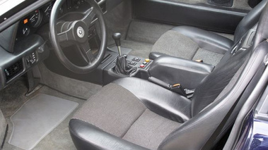 BMW M1 noire intérieur