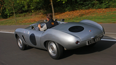 Arnolt-Bristol Bolide gris Bruxelles 3/4 arrière gauche travelling penché