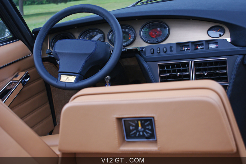 Citroen-SM-Presidentielle-gris-Le-Vesine