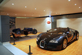 D'Ieteren Galerie - Bugatti Veyron noir/anthracite & Type 35 bleu
