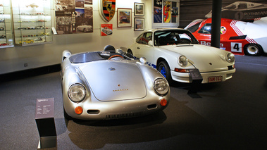 D'Ieteren Galerie - Porsche 550 Spyder gris face avant & 911 Carrera 2.7 RS blanch 3/4 avant droit