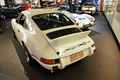 D'Ieteren Galerie - Porsche 911 Carrera 2.7 RS blanc & 550 Spyder gris 3/4 arrière gauche
