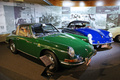 D'Ieteren Galerie - Porsche 911 Targa vert & 356 Cabriolet bleu 3/4 avant droit 