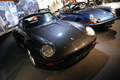 D'Ieteren Galerie - Porsche 959 noir & 911 bleu 3/4 avant droit penché