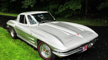 Chevrolet Corvette C2 Sting Ray gris 3/4 avant droit